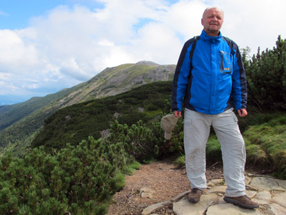 Felix vor dem Babia  Gra Massiv in den Beskidy Żywiecki (Saybuscher Beskiden)