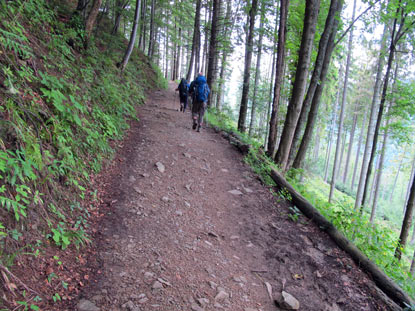 Vom Pass Przełęcz Krowiarki fhrt ein blau markierter Wanderweg in 2 Stunden zur Schronisko Grskie Markowe Szczawiny