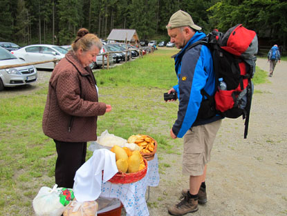 Jeder der das Babia Gra Massiv besteigen will tut gut daran, sich am Przełęcz Krowiarki sich mit Proviant einzudecken.