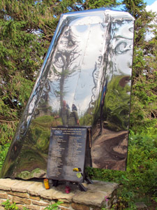 Erinnerungsstätte an eins der schwersten Flugzeugunglücke Polens am Berg Polica