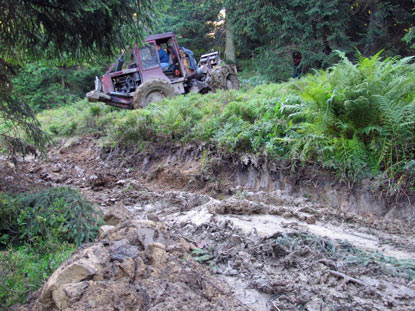 Selbst ein schweres mit Ketten ausgerstetes Waldfahrzeug blieb im Schlamm stecken.