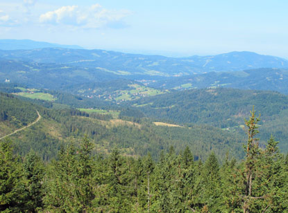 Blick vom Aussichtsturm auf dem 1.220 m hohen Berg Barania Gra (Widderberg) in die Tler