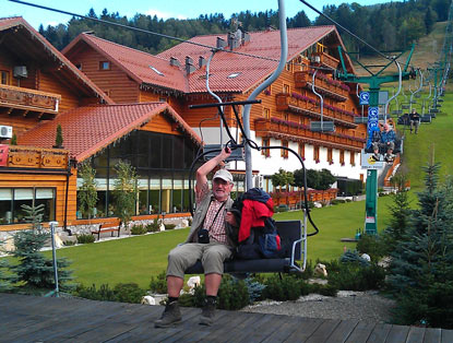 In 30 Minuten gelangt man mit 2 Sesselliften vom Skrzyczne (Rauhkogel) in den Wintersportort Szczyrk (Schirk)