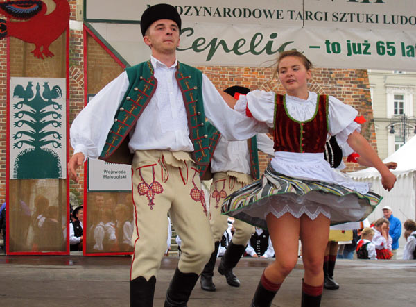 Tanzdarbietung einer polnischen Folkloregruppe auf dem Rynek zu Krakau