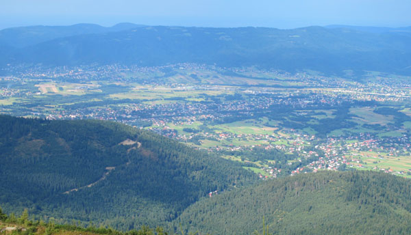 Blick vom Skrzyczne (Rauhkogel) auf den Wintersportort Szczyrk (Schirk)
