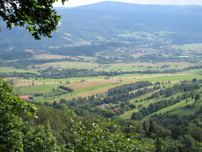 Im Tal liegt der Ort Grzmiąca (Donnerau) vor uns. Er ist ein Ortsteil von Głuszyca (Wstegiersdorf) 