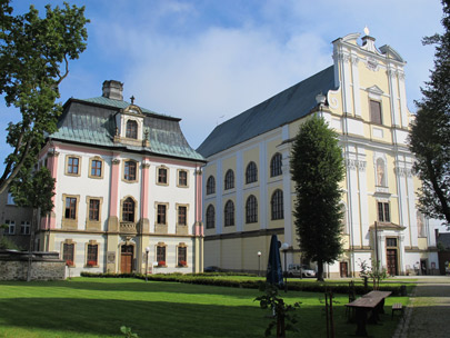 Die St. Josephs-Kirche (rechts) in Krzeszw  (Grssau). Sie ist ohne Trme, da diese whrend dem Bau einstrzten.