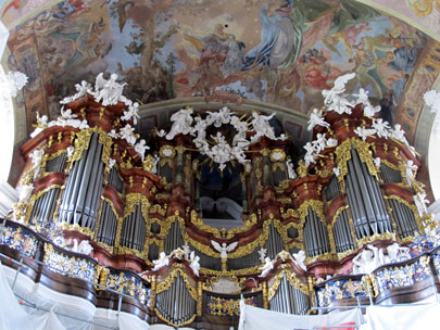 Die groe Barockorgel in derAbteikirche von Krzeszw (Grssau) besteht aus 2.606 Pfeifen. 
