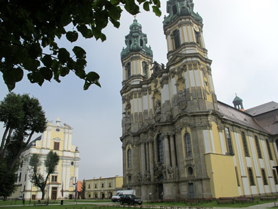  Die Abteikirche von Krzeszw (Grssau) mit ihren zwei 71 m hohen Trmen. Sie wurde zwischen 1728 bis 1735 erbaut.