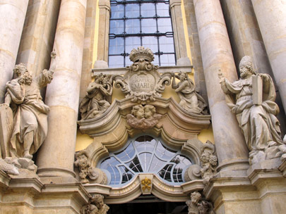 Der barocke Eingang der Abteikirche von Krzeszw (Grssau)