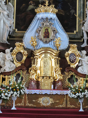 Um die Ikone der Madonna mit dem Jesuskind auf dem Altar ranken sich sehr viele Legenden. Das auf Lrchenholz gemalte Gnadenbild soll aus dem Jahre 1318 stammen.