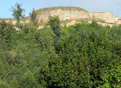 Blick vom Przełęcz Srebrna (Silberberg-Pass)  auf dieTwierdza Srebrnogrska (Festung Silberberg)