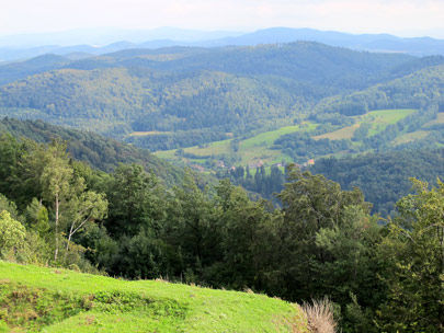 Blick von der Twierdza Srebrnogrska (Festung Silberberg)  ins Tal mit dem Ort Śrebrna Gra (Silberberg)