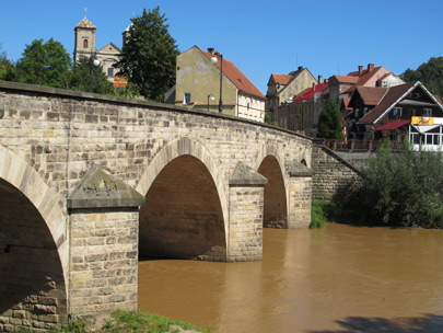 Die "Steinerne Brcke" aus dem 15. Jh. ber die Glatzer Neie in Bardo (Wartha)