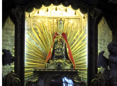 Am Altar befindet sich die 43 cm groe Figur der Warthaer-Madonna. Sie ist die lteste Holzfigur Schlesiens.