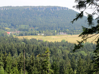 Blick auf Karłw (Karlsberg) und auf den Tafelberg Szczeliniece Wielki (Groen Heuscheuer) 