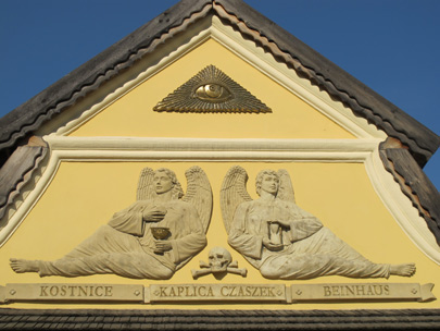 Im Vorort Czermna (Deutsch-Tscherbeney) von Bad Kudowa steht eine Schdelkapelle. An den Wnden sind bis zur Decke etwa 3.000  Gebeine und Schdel "verbaut"