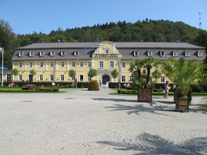 Blick im Kurpark auf das Sanatorium Sanatorium Zameczek (Schlsschen)