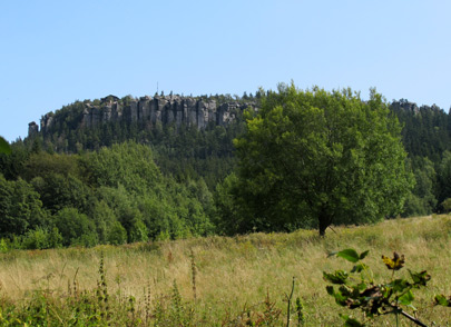Von der Bergbaude hat man diesen Blick auf die 919 m hohe  Szczeliniece Wielki (Groe Heuscheuer) 