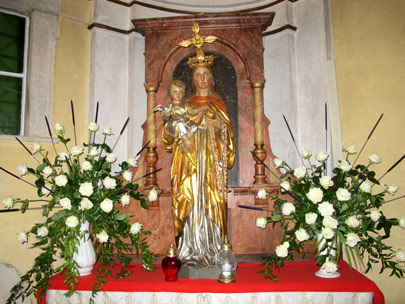 Marienfigur in einem Seitenaltar der Wallfahrtskirche.
