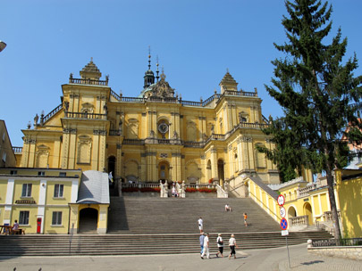 Der Treppenaufgang zur Wallfahrtskirche in Wambierzyce (Albendorf).