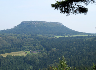 Immer wieder hat man Blick auf den Tafelberg Groe Heuscheuer