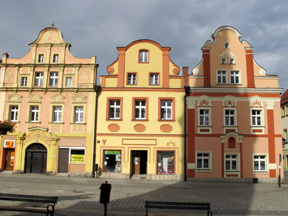 Brgerhuser, teilweise mit Laubengnge, umsumen den Rynek (Marktplatz) von  Lądek Zdrj (Bad Landeck) 