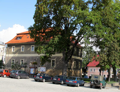 Das Rathaus von Złoty Stok (Marktplatz Reichenstein) im Gry Słote (Reichensteiner Gebirge)