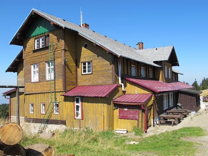 Auf einer Alm steht die Schronisko "Na Śnieżniku" von 1871. Ursprnglich war sie eine "Schweizerei" mit Gasthaus