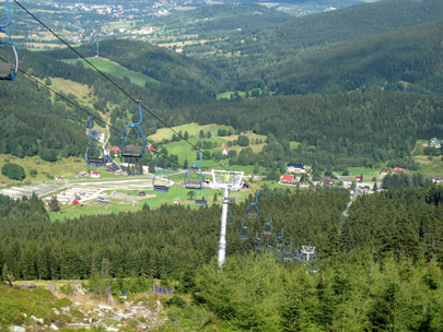 Vom Czarna Gra (Schwarzer Berg) fhrt eine Seilbahn hinunter nach Sienna (Heudorf) 