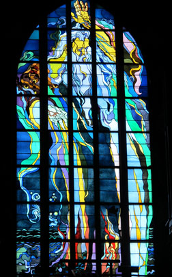 In der Kościł Franciszkanw (Franziskanerkirche) sind Jugendstil-Bleiglasfenster angebracht. 