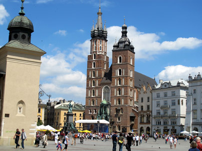 Kościl Mariacki (Marienkirche) mit ihren ungleichen Trmen. Der hhere war Wachturm von Krakw (Krakau)