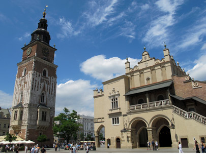 Der Rathausturm neben den Tuchhallen auf dem Rynek Głwny (Hauptmarkt) von Krakw (Krakau)