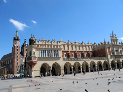  Der Rynek Głwny (Hauptmarkt) von Krakw (Krakau). Blick auf die Tuchhallen und Marienkirche