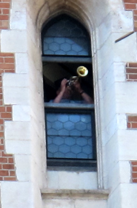 "Spiel mir das Lied vom Tod" Zur vollen Stunde ertnt vom Wachturm der Marienkirche ein Alarmsignal, das fnf Tnen abrupt abbricht. Man erinnert damit an den Turmwchter, der vor dem Einmarsch der Mongolen warnte und dabei von einem Pfeil getroffen wurde.