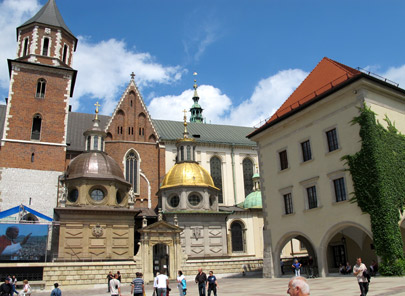 Alle Polen die Rang und Namen haben sind in der Katedra (Kathedrale) auf dem Wawelberg beigesetzt.