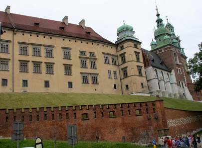 Aufgang zum Wawel-Hgel mit dem Zamek (Knigsschloss) und der Katedra (Kathedrale).
