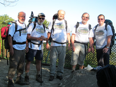 Harald, Klaus, Felix, Wolfgang und Dirk am Aussichtspunkt auf dem Dobogk im Visegrder-Gebirge