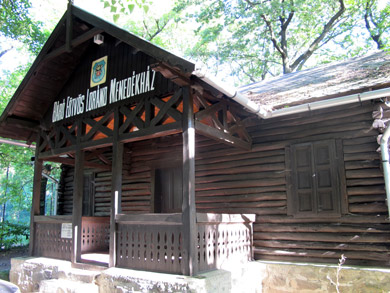 lteste Touristenherberge in Ungarn steht auf dem Berg Dobogk 