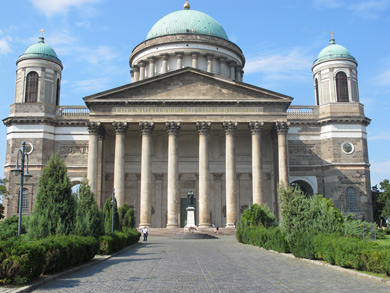 An dem Dom Fszkesegyhz  ist alles auf Gre gesetzt: Hchste Stelle von der Krypta bis zur Kuppel 100 m, Kuppel wird durch 24 Sulen getagen.