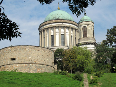 In  Esztergom steht die grte ungarische Kirche. Im Jahre 1000 wurde an dieser Stelle der erste ungarische Knig Stephan I. gekrnt.