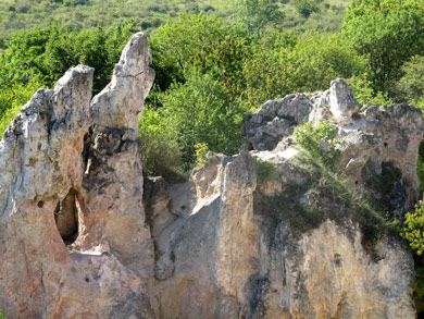 Die Teve-szikla-Felsen vor Pilisborosjen  in Ungarn