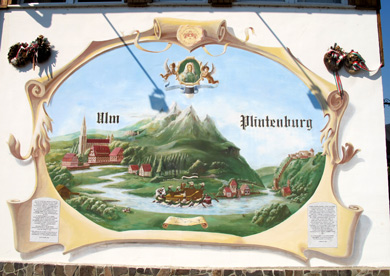 In Visegrd (Plintenburg) ist an der Fhre diese Information zu sehen.Sie erinnert an die Ansiedlung von Donauschwaben aus dem Raum Ulm im 18. Jh. durch die Habsburger.