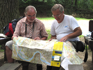 Wolfgang studiert mit unserem ungarischen Freund Bla den weitern Verlauf der Wanderung