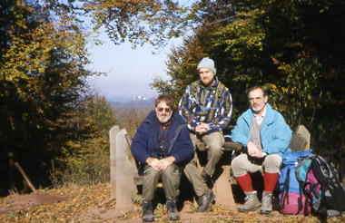 Rast an dem Parkplatz Hohe Sonne, dem Eingang zur Drachenschlucht. Im Hintergrund ist die Wartburg zu erkennen