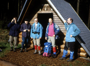 Rast an einer Schutzhtte auf dem Rennsteig. Klaus (mit Camera), Hanjo, Wolfgang, Eugen und Harald