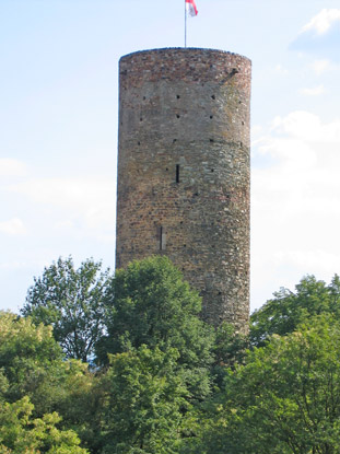 Das Wahrzeichen von Kiedrich  die 1160 erbaute Burg Scharfenstein