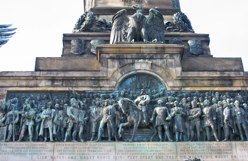 Relief Niederwalddenkmal. Unter der Germania sind auf einem Relief 133 Personen (Frsten, Soldaten) und in der Mitte zu Pferde Kaiser Wilhelm I. in Lebensgre abgebildet.