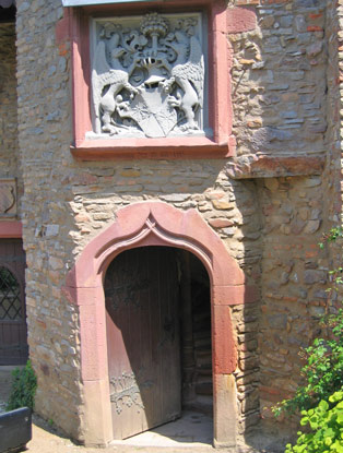 Eingangsportal zum Wohnturm Vollrads. Das Wappen der Grafen Greiffenclau steht ber dem Eingang.