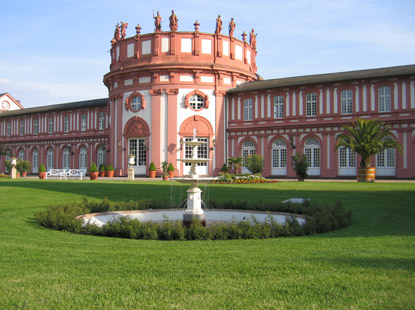 Direkt am Rhein ist das Schloss Biebrich. Beginn des Rheinsteigs